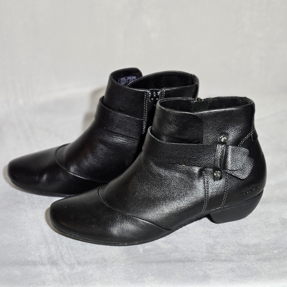 Taos Model Minimalist Black Leather Bootie Size 8